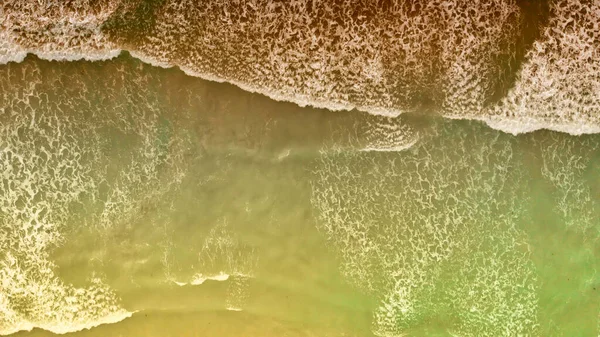 Mirada aérea directamente hacia abajo en oleaje grande y olas. Sobredosis — Foto de Stock