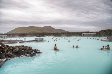 Blue Lagoon, İzlanda - 31 Temmuz 2019: Turistler ve yerel halk 