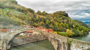 Devils Köprüsü 'nün havadan görünüşü - Ponte della Maddalena bir köprü