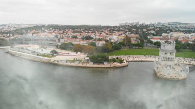 Turistik yer. Lizbon'da Tagus Nehri üzerindeki Belem Kulesi