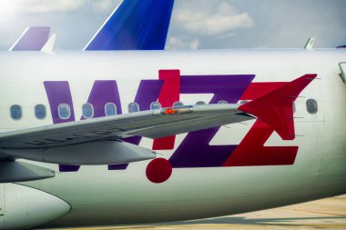 Oslo, Norveç - 29 Temmuz 2019: Wizzair uçağı pistte. Wi