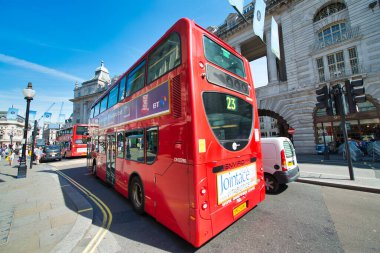 Londra, Uk - 29 Haziran 2015: Double Decker Otobüsü ünlü bir turnuvadır.