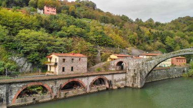 Devils Köprüsü 'nün havadan görünüşü - Ponte della Maddalena bir köprü