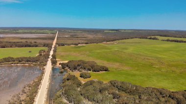 Güneşli bir günde göl bataklığının havadan manzarası. Kanguru Adası,