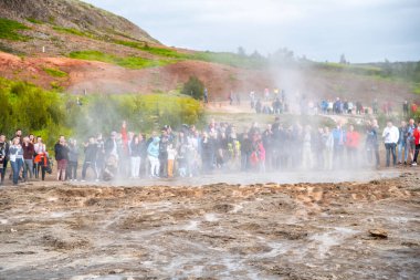 Geysir, İzlanda - 30 Temmuz 2019: Turistler gayzerin keyfini çıkarın