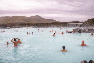 Blue Lagoon, İzlanda - 31 Temmuz 2019: Turistler ve yerel halk 