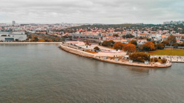 Turistik yer. Lizbon'da Tagus Nehri üzerindeki Belem Kulesi
