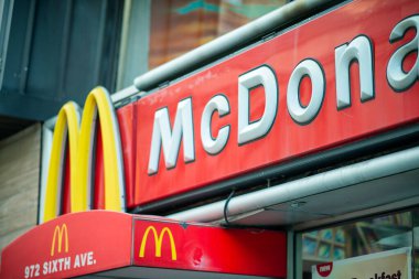 New York City - 30 Kasım 2018: Mc Donald 's sokak tabelası Ma