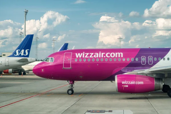 OSLO, NORUEGA - 29 de julio de 2019: Aviones Wizzair en la pista. Red Wi —  Fotos de Stock