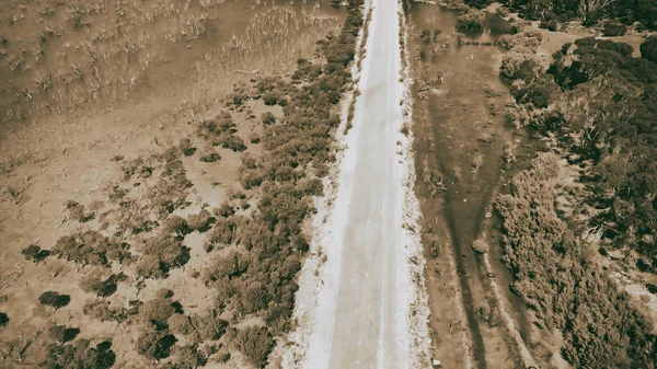 Вид с воздуха на дорогу через болота — стоковое фото