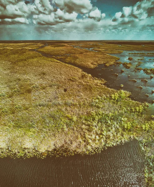 Vue aérienne du ruisseau et des marécages dans les Everglades de Floride, Unir — Photo