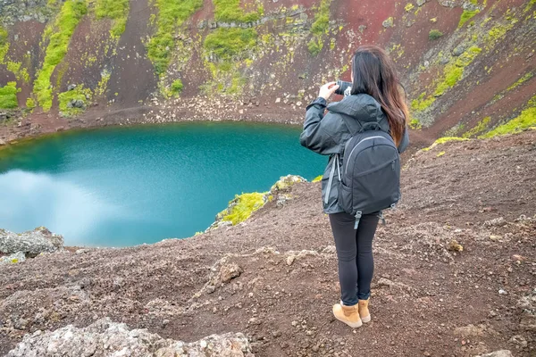 Boldog Csinál Szelfiket Izland Crater Lake Háttérben — Stock Fotó