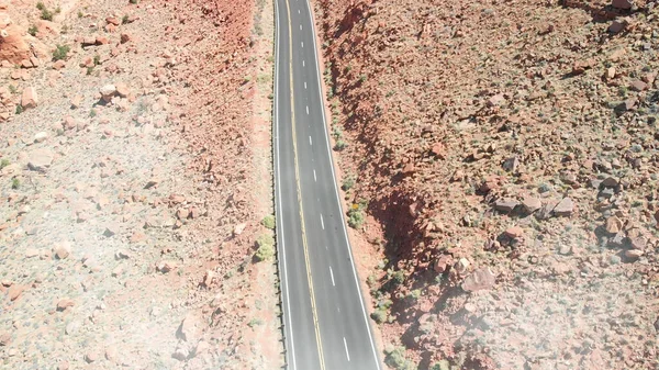 Drone utsikt över orange bergslandskap täckt med glesa vege — Stockfoto