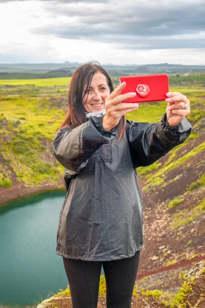 Mujer Feliz Tomando Selfies Con Islandia Crater Lake Fondo — Foto de Stock