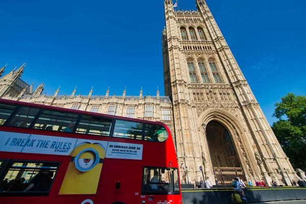 London, Storbritannien - 29 juni 2015: Double Decker Bus är en berömd turist — Stockfoto