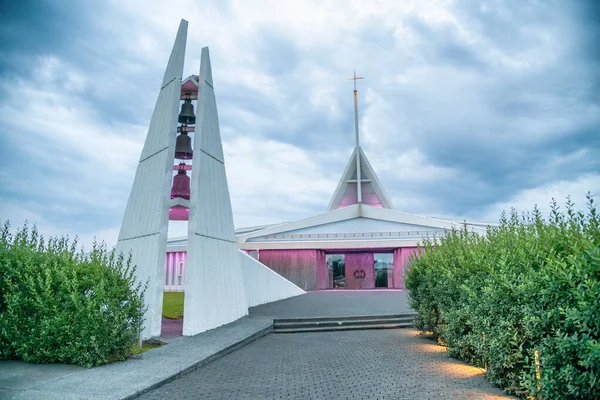 Iglesia Rejkyanesbaer en Keflavik al atardecer, Islandia — Foto de Stock
