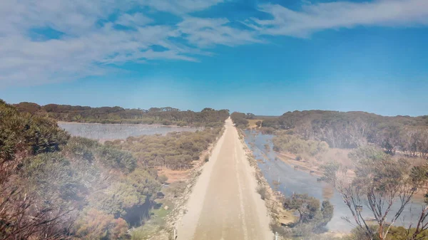 在阳光灿烂的日子里，泻湖沼泽的空中全景。 袋鼠岛, — 图库照片