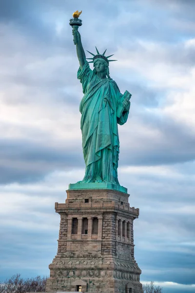 Άγαλμα της ελευθερίας στο ηλιοβασίλεμα, πόλη της Νέας Υόρκης — Φωτογραφία Αρχείου