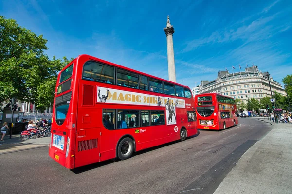 ЛОНДОН, Великобритания - 29 июня 2015 г.: Double Decker Bus is a famous touris — стоковое фото