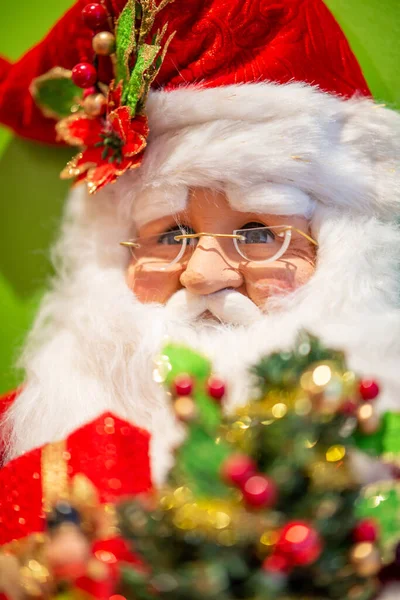 Santa Wajah dengan kacamata di toko — Stok Foto