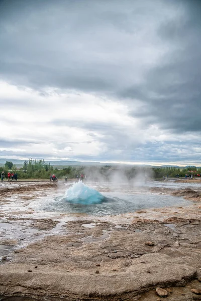 Geysir a entrar em erupção na Islândia. Geiser famoso em um dia nublado — Fotografia de Stock