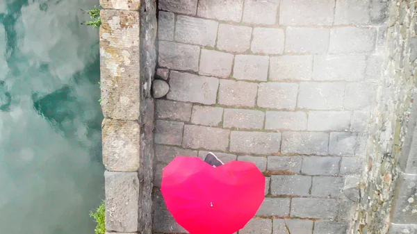 Vista aérea del Puente de los Diablos con turistas y paraguas en forma de corazón — Foto de Stock