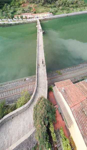 Vista panorâmica aérea incrível da ponte do diabo em Lucca, Itália . — Fotografia de Stock