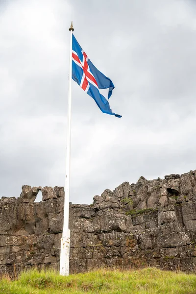 Iceland flag in National Park on a cloudy day — Stock Photo, Image