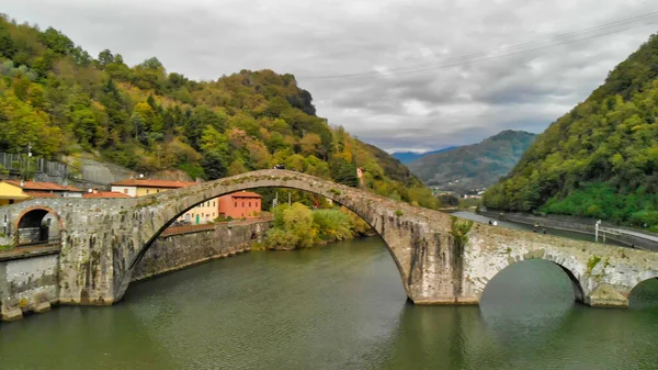 Devils Bridgeの空中ビュー- Ponte della Maddalenaは橋です。 — ストック写真