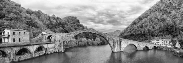 悪魔の橋トスカーナドローンの眺めのポンテ・デッラ・マッダレナ — ストック写真