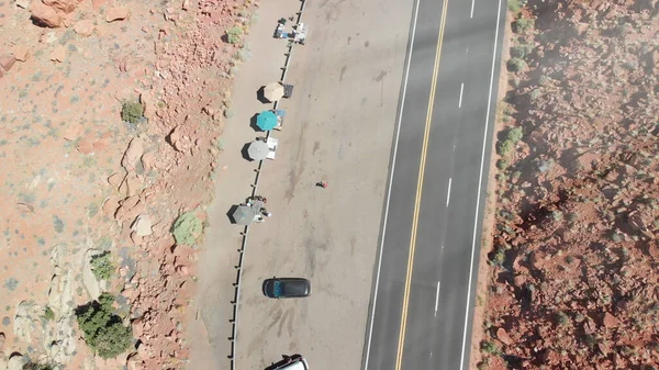 Удивительная дорога через каньон, вид с воздуха с дрона — стоковое фото
