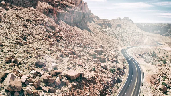 犹他纳特州公路交通侵蚀砂岩的空中无人驾驶图像 — 图库照片