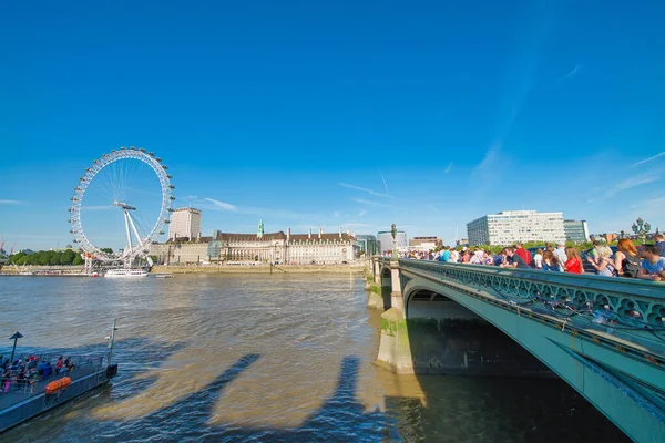 LONDRA, Regno Unito - 29 GIUGNO 2015: I turisti godono di Westminster Bridge in — Foto Stock