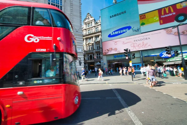 LONDRA, Regno Unito - 29 GIUGNO 2015: Double Decker Bus è un famoso turista — Foto Stock