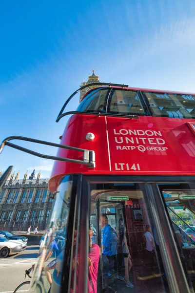 London, Storbritannien - 29 juni 2015: Double Decker Bus är en berömd turist — Stockfoto