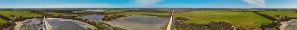 Vista aérea panorámica al atardecer de hermosos pantanos con ro sin pavimentar —  Fotos de Stock