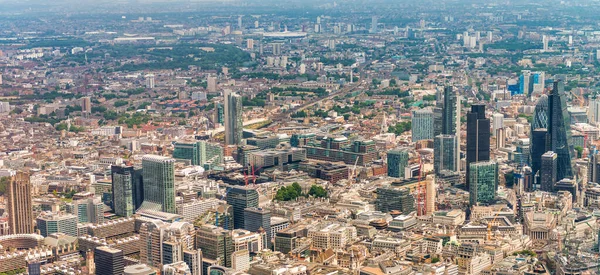 Londen skyline vanuit de lucht. Bedrijfsgebouwen en wolkenkrabbers, — Stockfoto