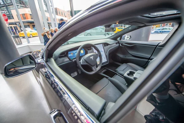 New York City - 1 december 2018: Interieur van een Tesla auto in Man — Stockfoto