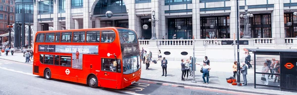 ЛОНДОН - ИЮЛЬ 2015: Красный двухэтажный автобус ускоряется вдоль города — стоковое фото