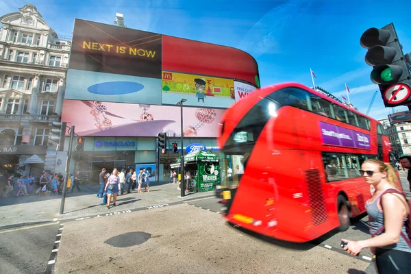 London, Storbritannien - 29 juni 2015: Double Decker Bus är en berömd turist — Stockfoto