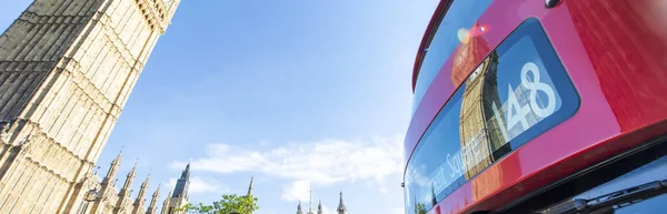 London - juli 2015: Red Double Decker Bus accelererar längs stadens — Stockfoto