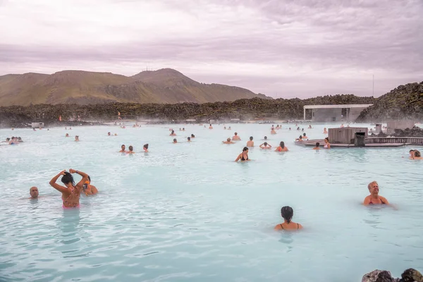 아이슬란드의 블루 석호: 2019 년 7 월 31 일: 관광객 과 현지 인들이 즐기다 — 스톡 사진