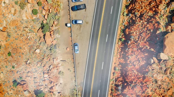 Drone vista del paisaje de montaña naranja cubierto con vege escasa —  Fotos de Stock