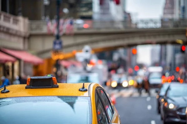 New York City, Taxi und Verkehr entlang des großen zentralen Terminals — Stockfoto