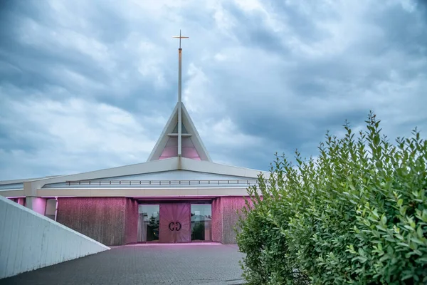 Keflavik 'teki Rejkyanesbaer Kilisesi gün batımında, İzlanda — Stok fotoğraf