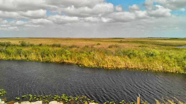 Luchtfoto van kreek en moerassen in de Florida Everglades, Verenigde Staten — Stockfoto