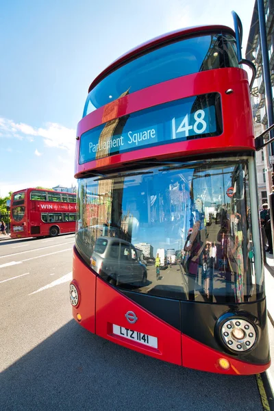 LONDRES, Reino Unido - JUNHO 29, 2015: Double Decker Bus é um famoso touris — Fotografia de Stock