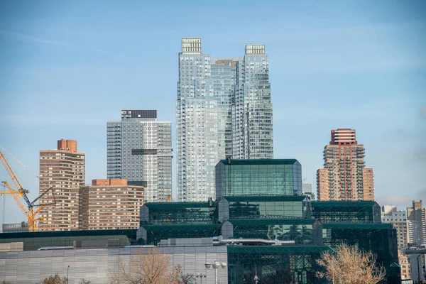 Moderne skyline van Manhattan op een zonnige dag — Stockfoto