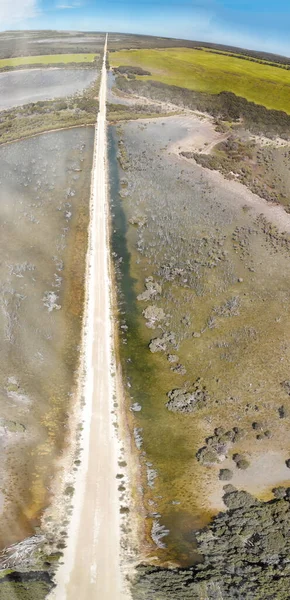 Oasfalterad väg över vackra kärr. Overhead panoramautsikt aeria — Stockfoto