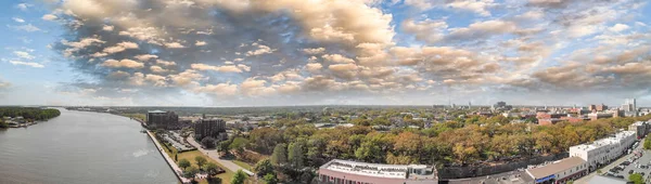 Savannah, Georgia, EE.UU. Vista aérea del río anuncio de la ciudad en un soleado — Foto de Stock